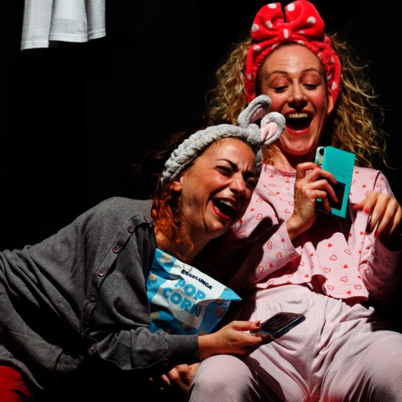 Tinder Is The Night , spettacolo comico, commedia brillante al femminile. Spettacolo per Festa della Donna, 8 Marzo. Creadiva Human Attitude Lab