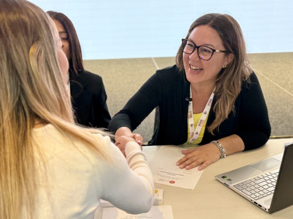 Valeria Scaglia stringe la mano a una cliente: la differenza tra una agenzia di spettacoli che lavora a catalogo e una consulente artistica come Creadiva Human Attitude Lab