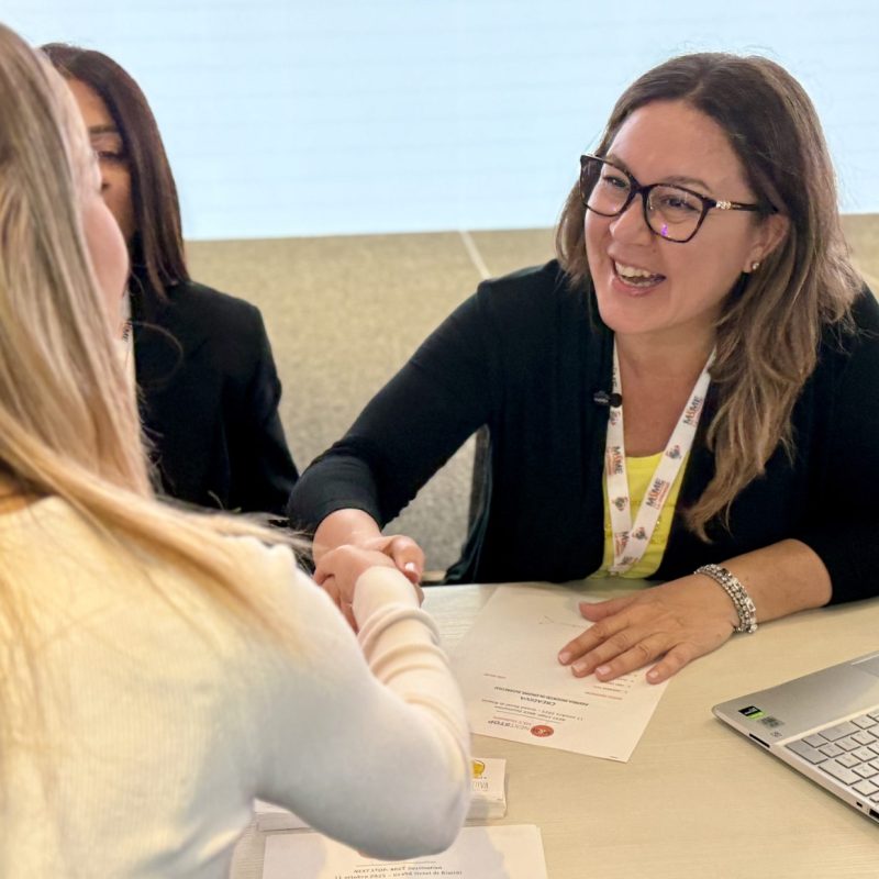 Valeria Scaglia stringe la mano a una cliente: la differenza tra una agenzia di spettacoli che lavora a catalogo e una consulente artistica come Creadiva Human Attitude Lab