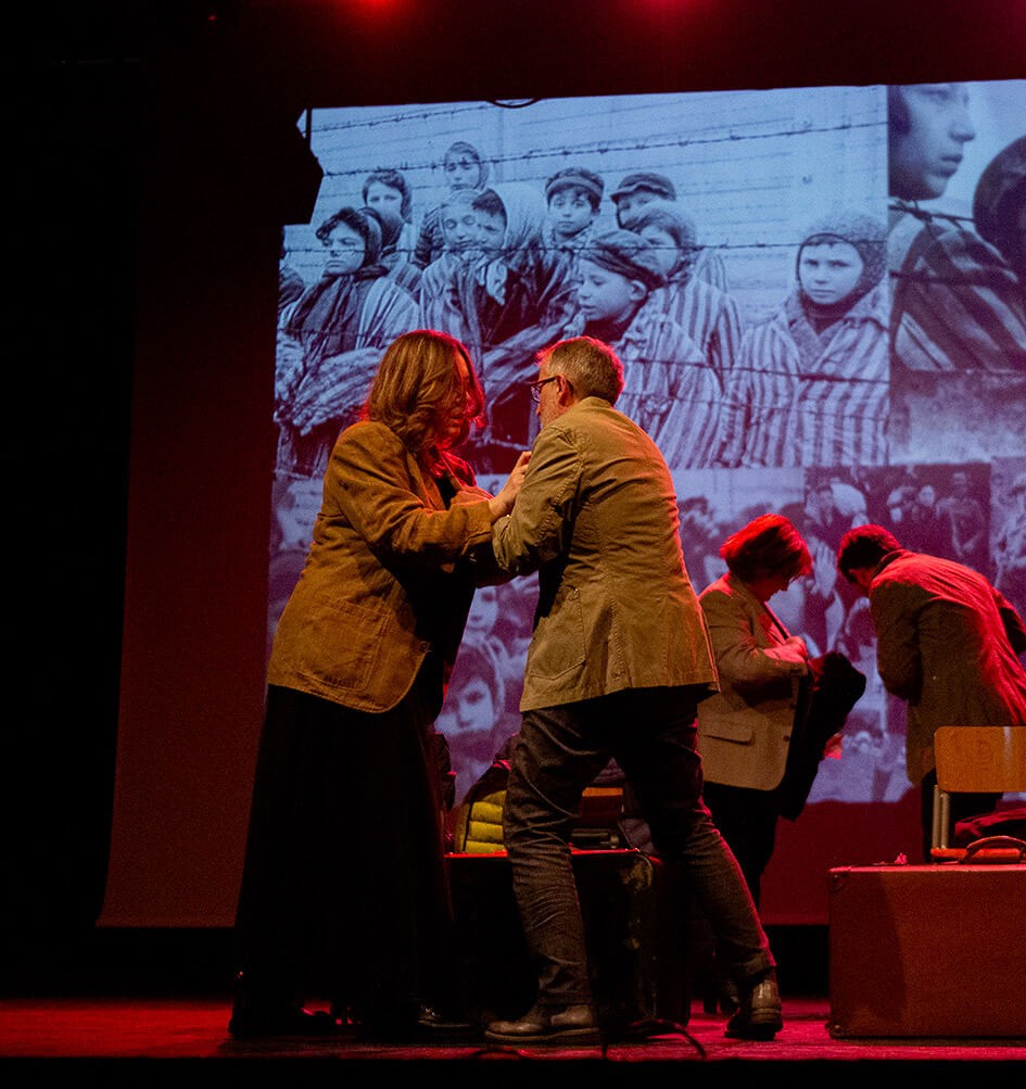 Una scena da Stolpersteine - Pietre d'Inciampo. Spettacolo Teatrale prodotto e distribuito da Creadiva Human Attitude Lab. Per Giorno della Memoria, Commemorazioni dell'Olocausto. Progetto educativo per scuole